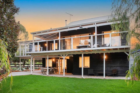 Eagle Bay Summerhaus - Tourism Noosa 0