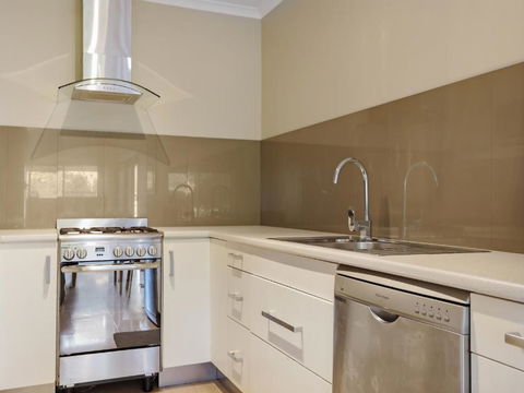 Eagle Heights Holiday Units - Tourism Noosa 3