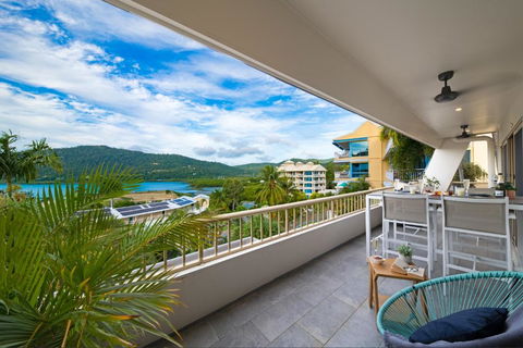 Eagles Nest On Airlie - Tourism Noosa 1