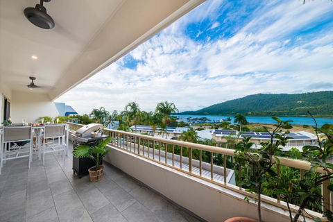 Eagles Nest On Airlie - Tourism Noosa 0