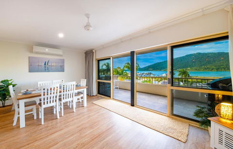 Eagles Nest On Airlie - Tourism Noosa 4