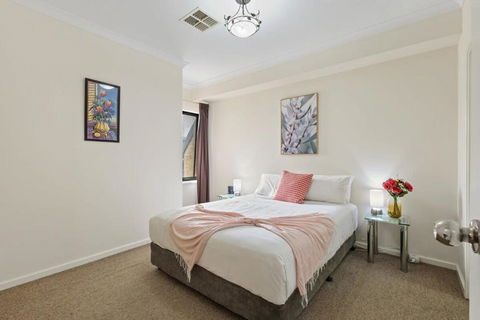 East Perth Apartment With Free Wi-Fi And Parking - Tourism Noosa 2