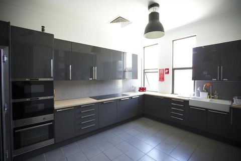 EBS Sydney Hostel - Tourism Noosa 4