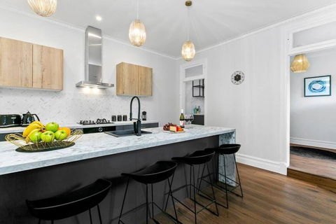 EDW19 - Stylish 2-Bed, 2-Bath Townhose In Drummoyne - Tourism Noosa 0