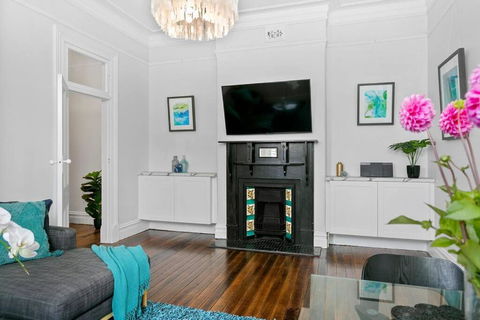 EDW19 - Stylish 2-Bed, 2-Bath Townhose In Drummoyne - Tourism Noosa 2