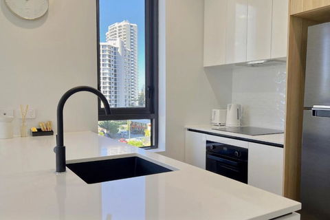 E.S. Surfers Paradise - Tourism Noosa 2