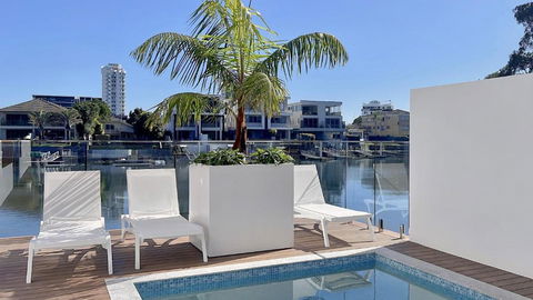 E.S. Surfers Paradise - Tourism Noosa 0