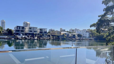E.S. Surfers Paradise - Tourism Noosa 1