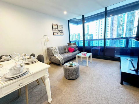 ES2410-2Bed 2Bath Vision Apt With Balcony, Pool & Gym - Tourism Noosa 4