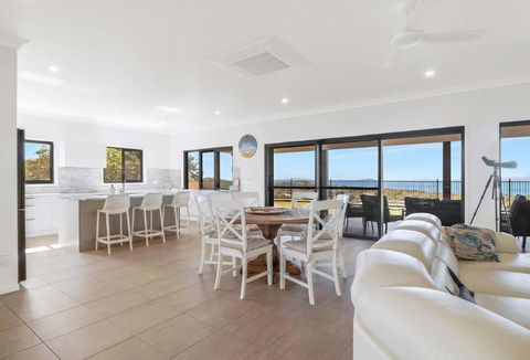 ESCAPE WITH A VIEW - Tourism Noosa 0