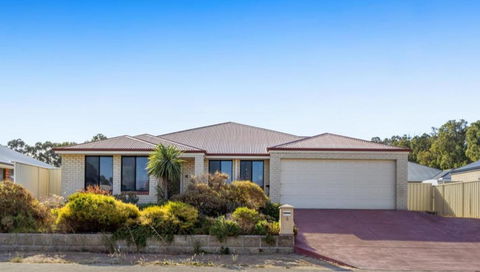 Executive Escape 4 Bedroom Home - Tourism Noosa 0
