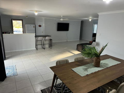 Executive Escape 4 Bedroom Home - Tourism Noosa 2
