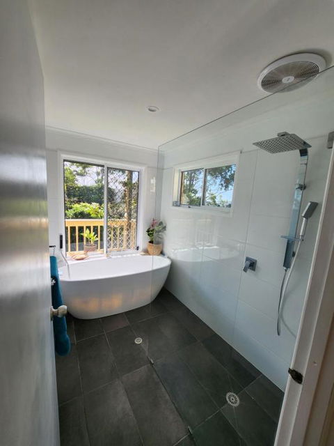 Family Poinciana Rooms - Tourism Noosa 3