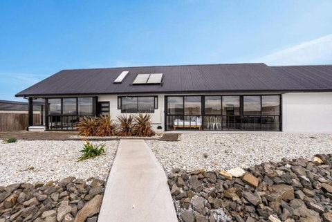 Expansive River-View Oasis - Tourism Noosa 0