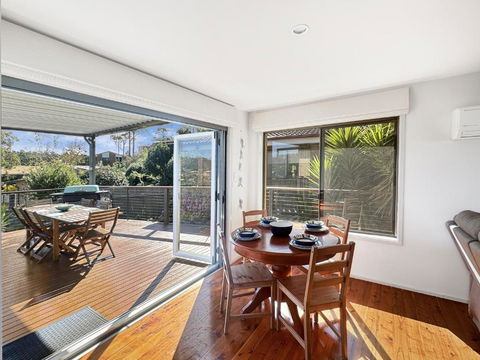 Fab 3-Bed Stay With Great Outdoors & Water Views - Tourism Noosa 4