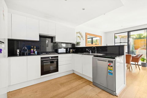 Fab Bondi 2-Bed With Courtyard & Alfresco Dining - Tourism Noosa 3