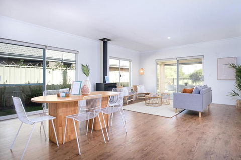 Fairway Retreat - Relax In Style! 5 Minutes To The Sandy Coves Of Geographe Bay - Tourism Noosa 3