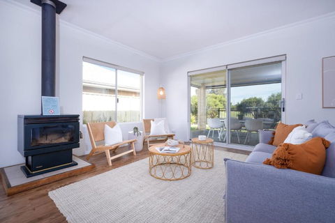 Fairway Retreat - Relax In Style! 5 Minutes To The Sandy Coves Of Geographe Bay - Tourism Noosa 4