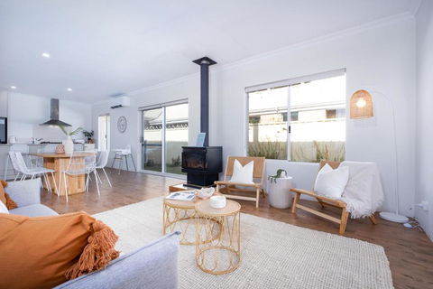 Fairway Retreat - Relax In Style! 5 Minutes To The Sandy Coves Of Geographe Bay - Tourism Noosa 0