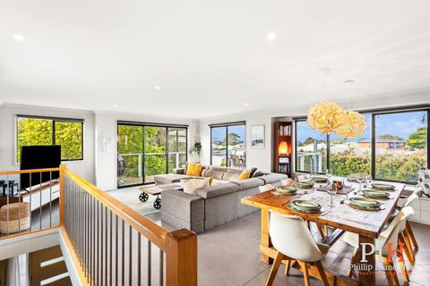 Family Entertainer Sleeps 10 - Tourism Noosa 1