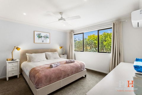 Family Entertainer Sleeps 10 - Tourism Noosa 3