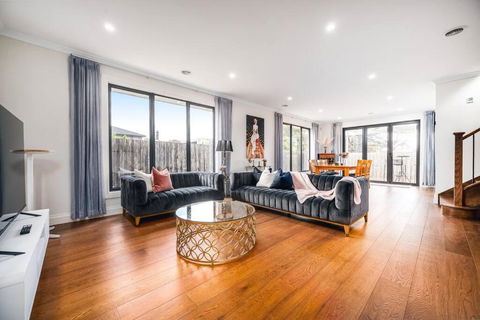 Family Fairyland 4 BRM 3 BATH Near Chadstone SC - Tourism Noosa 0