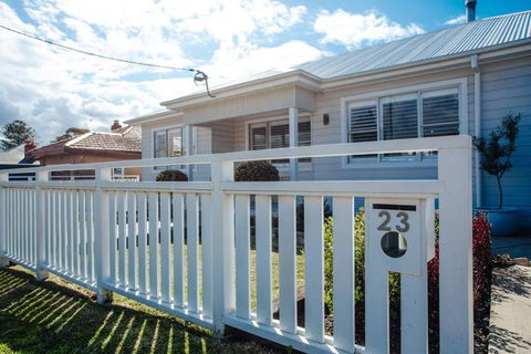 Family Friendly Home By The Lake - Tourism Noosa 0