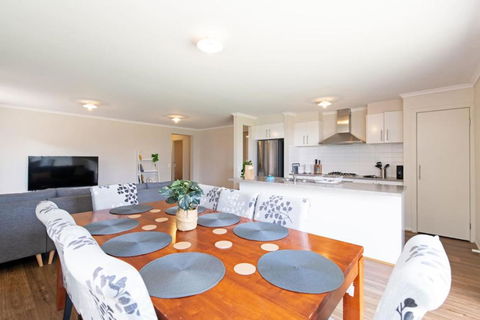 Family Home For A Fiesta - Tourism Noosa 0