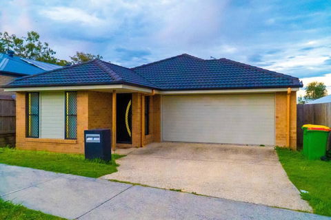 Family Home With Free Parking Close To Everything - Tourism Noosa 0