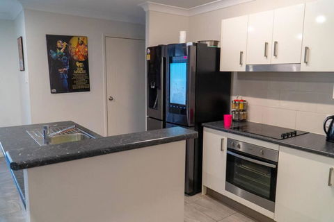 Family Home With Free Parking Close To Everything - Tourism Noosa 3