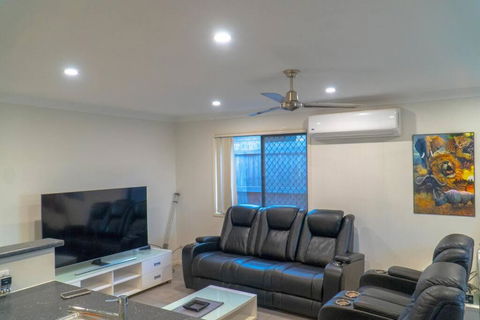 Family Home With Free Parking Close To Everything - Tourism Noosa 4