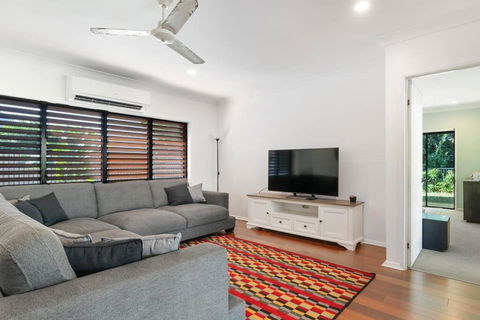 Family Home With Pool - 2 Mins To Beach & Playground - Tourism Noosa 4