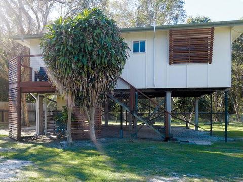 FLINDERS BEACHHOUSE - Tourism Noosa 0