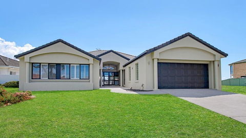 FLOATING ON THE CANALS - 80 COMMODORE CRES - Tourism Noosa 0