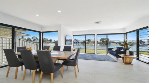 FLOATING ON THE CANALS - 80 COMMODORE CRES - Tourism Noosa 1