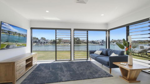 FLOATING ON THE CANALS - 80 COMMODORE CRES - Tourism Noosa 2