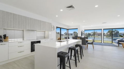 FLOATING ON THE CANALS - 80 COMMODORE CRES - Tourism Noosa 4