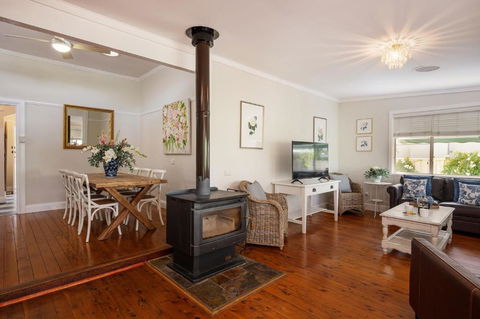 Flora Cottage - Tourism Noosa 2