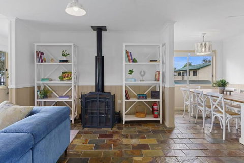 Family Friendly Waterfront Home With Games - Tourism Noosa 2