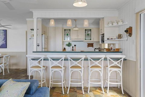 Family Friendly Waterfront Home With Games - Tourism Noosa 0