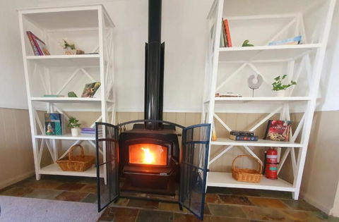 Family Friendly Waterfront Home With Games - Tourism Noosa 3