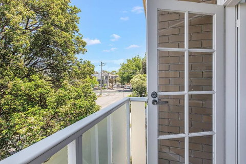 Golden Alma - A Radiant Escape Between City & Sand - Tourism Noosa 4