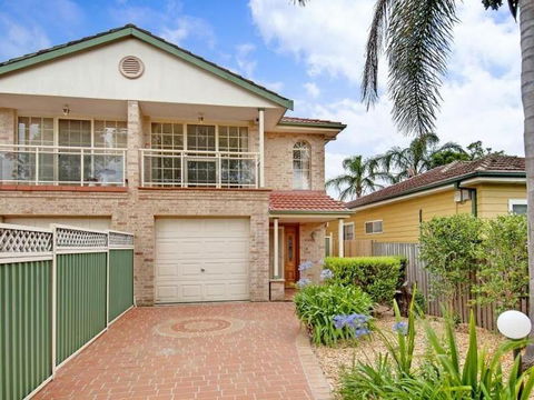 FRENCH HOUSE - Tourism Noosa 0