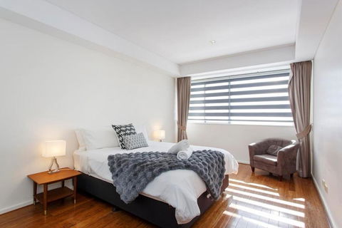Gallery On High - Large Space With Balcony - Tourism Noosa 1
