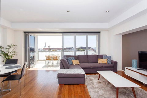 Gallery On High - Large Space With Balcony - Tourism Noosa 0