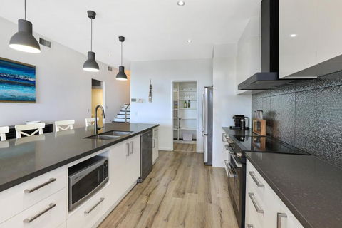 GEORGE8- THE ULTIMATE, FAMILY BEACH HOUSE! - Tourism Noosa 4