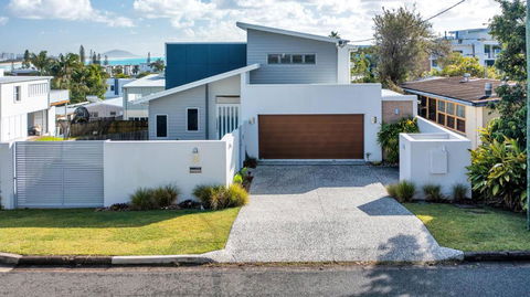 GEORGE8- THE ULTIMATE, FAMILY BEACH HOUSE! - Tourism Noosa 0