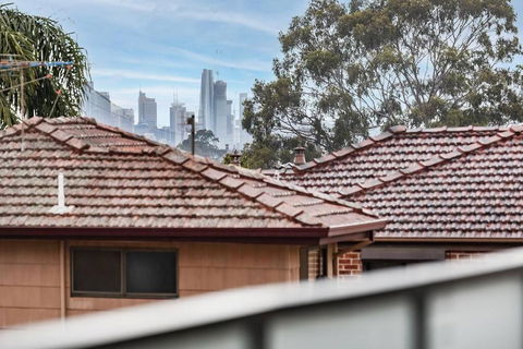 GLAD3 Gladesville Getaway Bright & Contemporary - Tourism Noosa 1