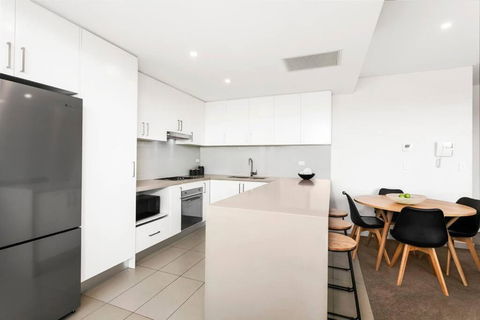 GLAD3 Gladesville Getaway Bright & Contemporary - Tourism Noosa 4