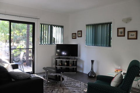 GREEN TREES CHALET Australia Zoo Close By - Tourism Noosa 3